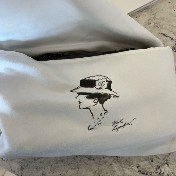 Chanel medium classic flap Lambskin handbag - Picture 6 of 16